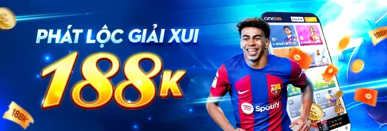 Bàn chơi Blackjack với các lá bài và chip cược